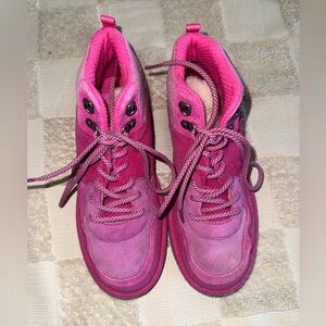 UGG Kids' Highland Hi Heritage sneakers in a pink color size 5